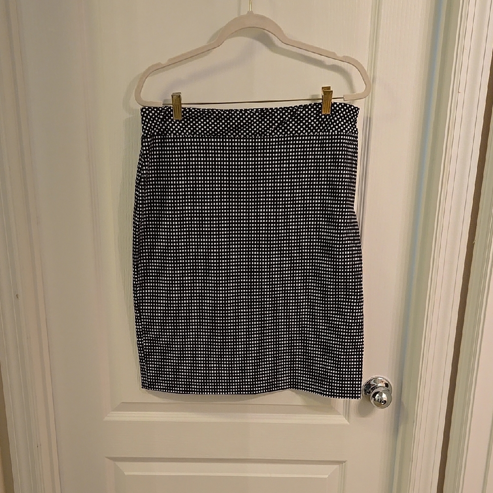 Classic Black and White Women's Skirt Size Large EUC